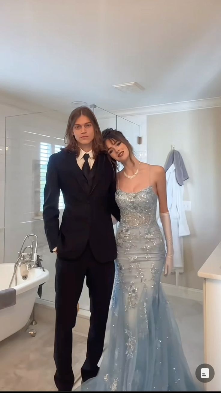 Robe de soirée sirène longue et sexy en tulle bleu et dentelle à fines bretelles spaghetti AB1566