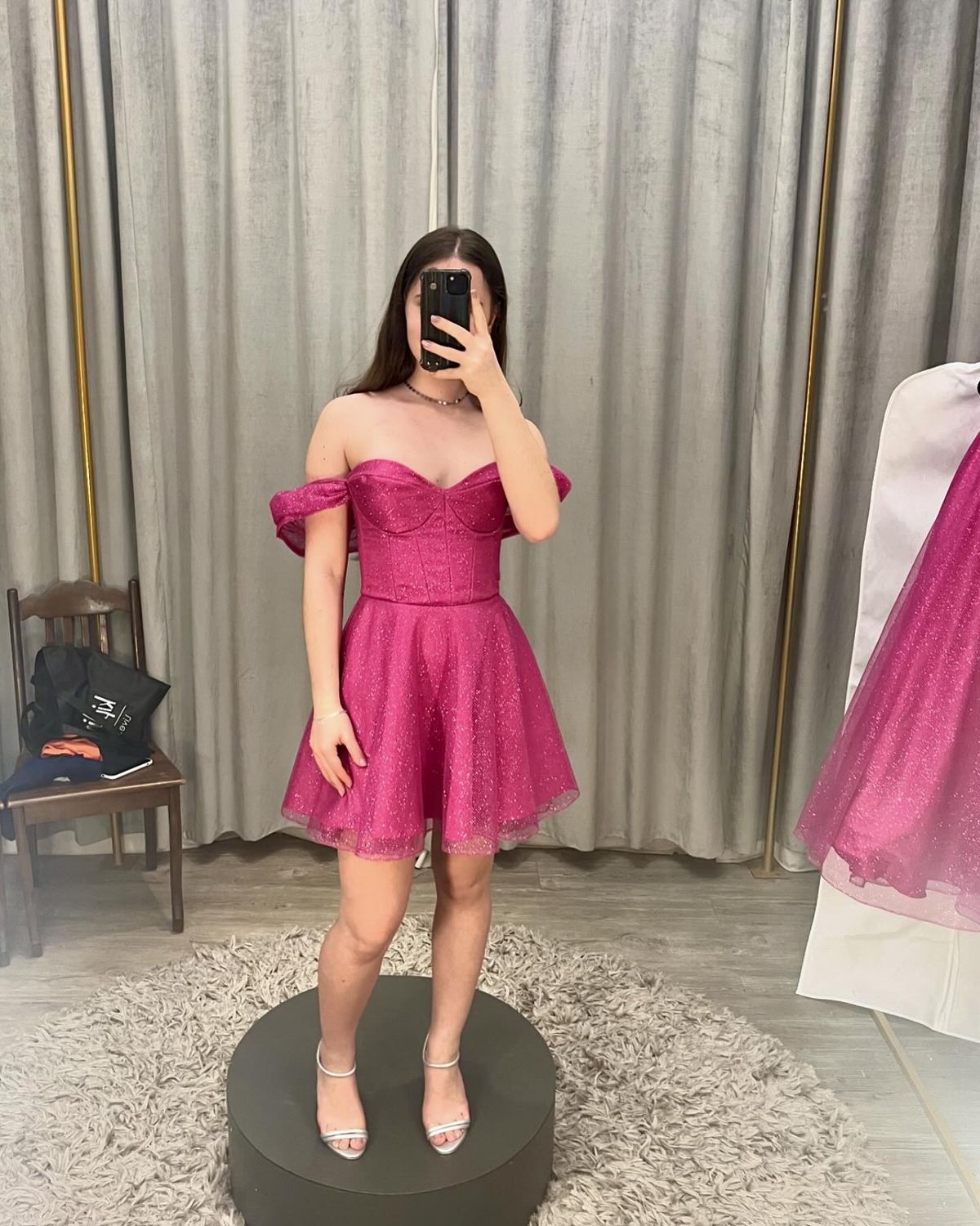 Verträumtes A-Linien Off-Shoulder Rosa Paillettenkleid mit Ärmeln für Seniorinnen des 12. Jahrgangs Kurzes Mini Ästhetisches Homecoming Kleid RB4406