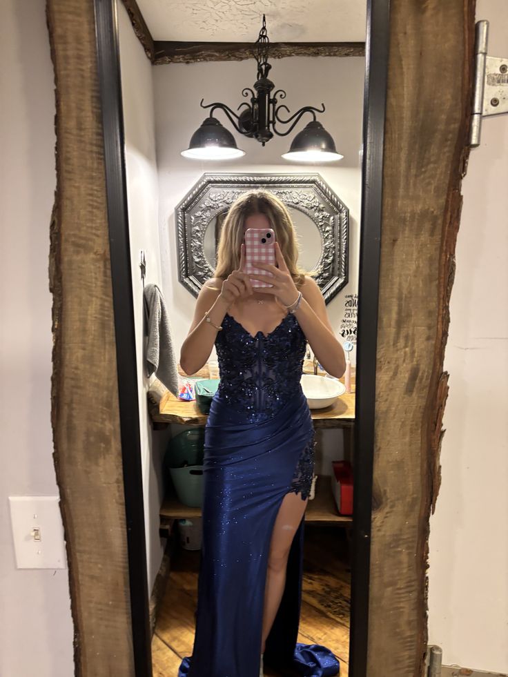 Marineblaues Meerjungfrauen-Abendkleid, ästhetische Spaghettiträger, mitternachtslanges Abendkleid, dunkelblaues formelles Abendkleid, Inspiration für ein Abendoutfit mit Schlitz AB730