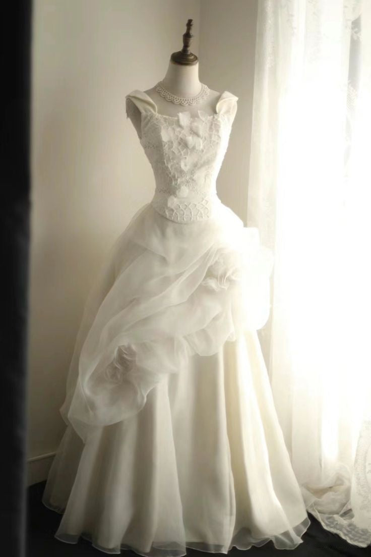 Romantisches Damen-Ballkleid im 80er-Jahre-Stil mit eckigem Ausschnitt, Spitzenschleife, Falten und Schleppe, weiß, AB1486