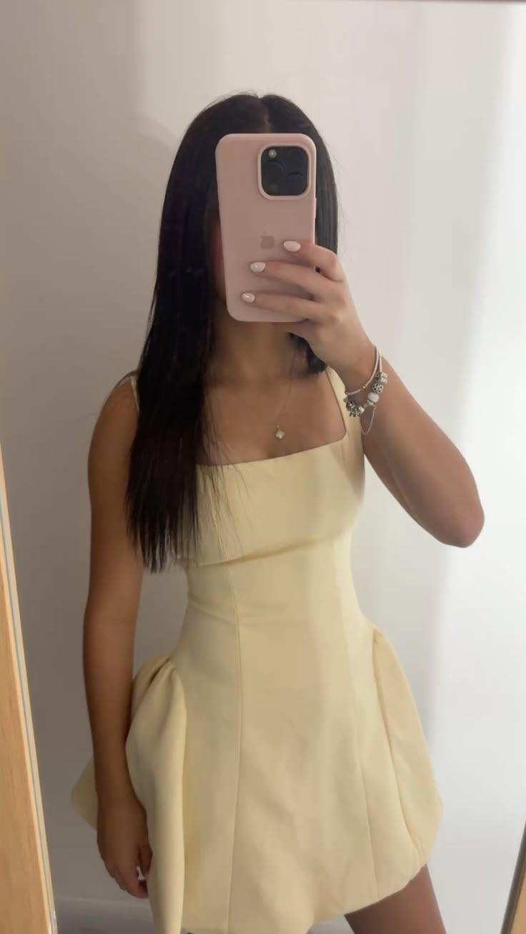 Einfache gelbe A-Linien-Abschlusskleider mit eckigem Ausschnitt für die 8. Klasse, kurzes High School Abschlusskleid, gelbes Homecoming-Kleid RB3427