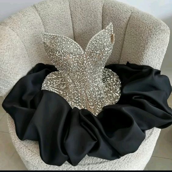 Élégante Robe de Bal Cœur, Petite Robe Courte de Soirée en Satin Noir avec Corsage Bas Taille Goutte et Perles pour le Bal de Promo (Hoco Dress Ideas, Homecoming Dresses RB4086)