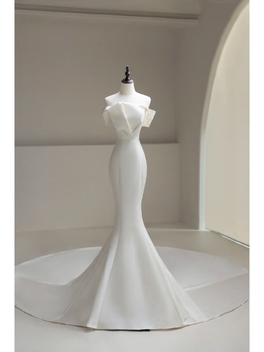 Robe de mariée longue sirène intemporelle en satin blanc à épaules dénudées - Robe de mariée élégante AB867