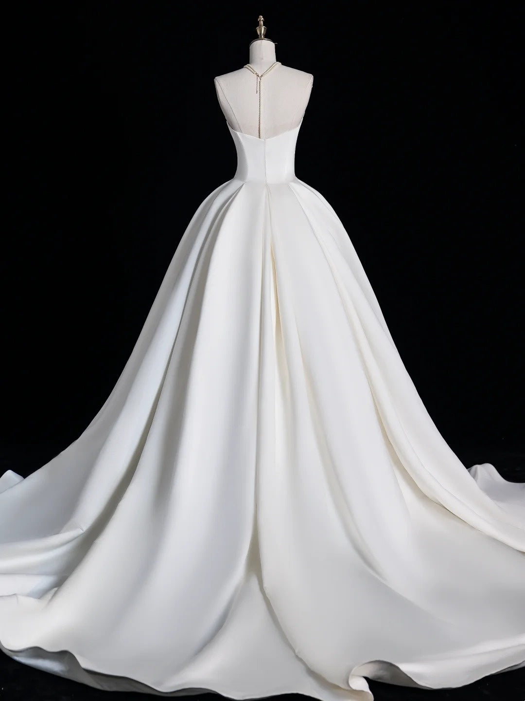 Elegantes, plissiertes Ballkleid aus weißem Satin mit Herzausschnitt – ein langes, märchenhaftes Brautkleid für den Herbst (N690)
