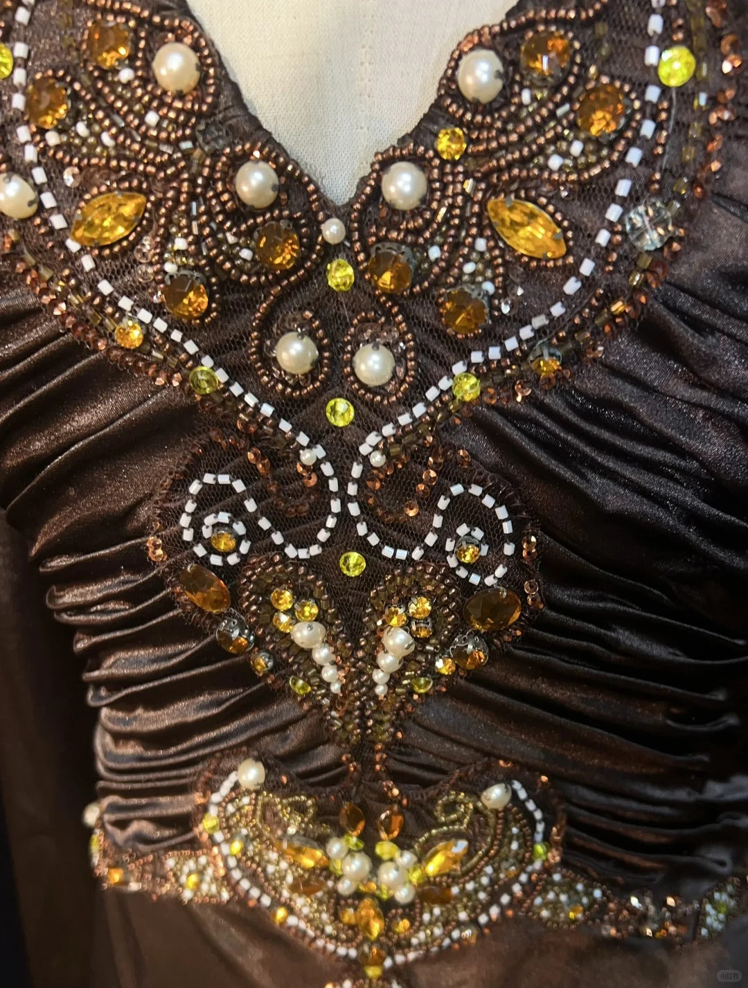 Robes de bal vintage Trapèze Col Américain Marron Sans Manches Satin avec Cape Perles Années 1980 Longue Robe de Soirée N2864