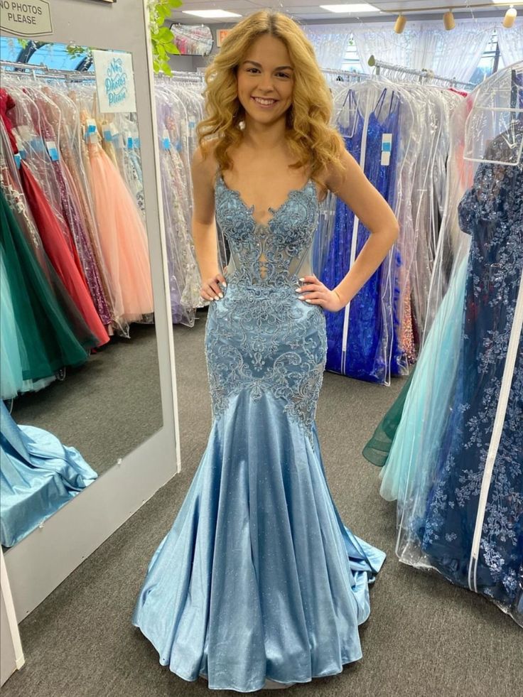 Robe de bal de promo sirène bleu clair à fines bretelles en dentelle appliquée AB725