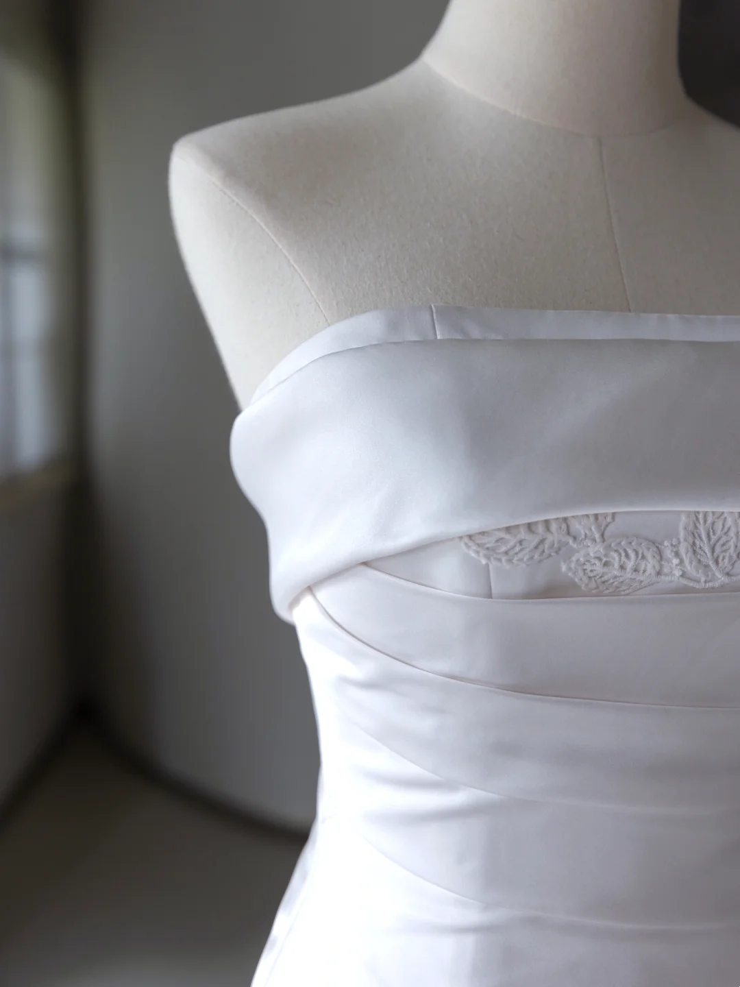 Gorgeous White Strapless Mermaid Tulle Lace Sweep Train Wedding Dresses Summer Bride Dress A004