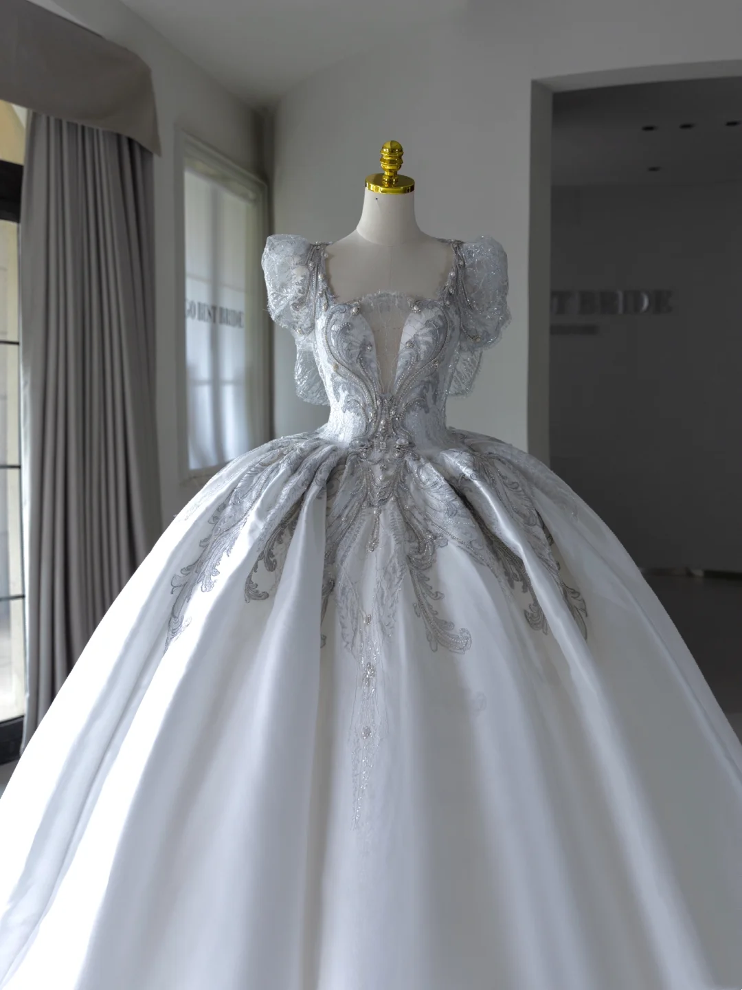 Princess Ball Gown White Square Neck Short Sleeves Beads Long Wedding Dress Satin Brides Dress A005