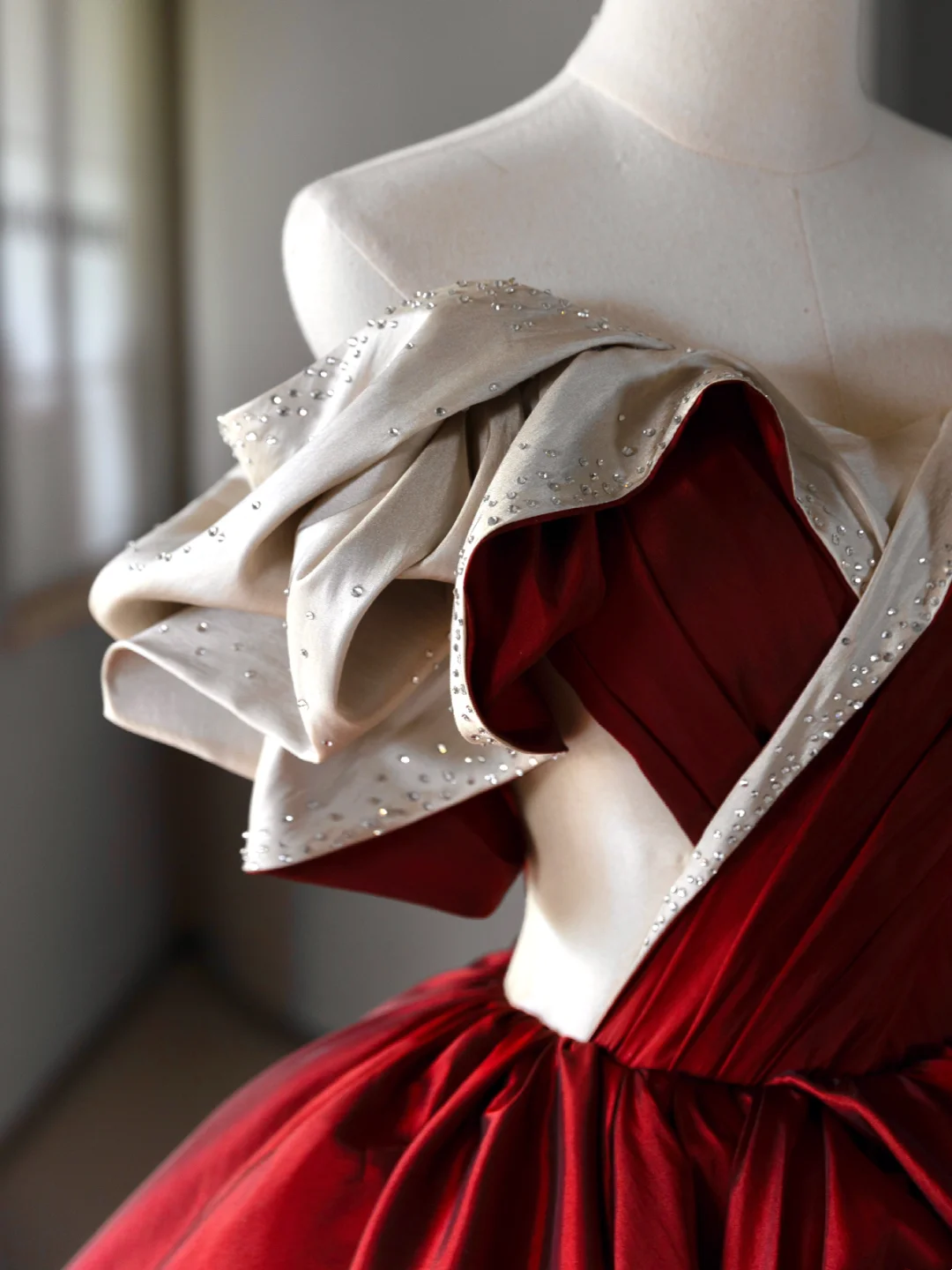Burgund Ballkleid Weg Von Der Schulter Satin Kurzen Ärmeln Lange Quinceanera Kleider Sexy Quinceanera Kleider A006