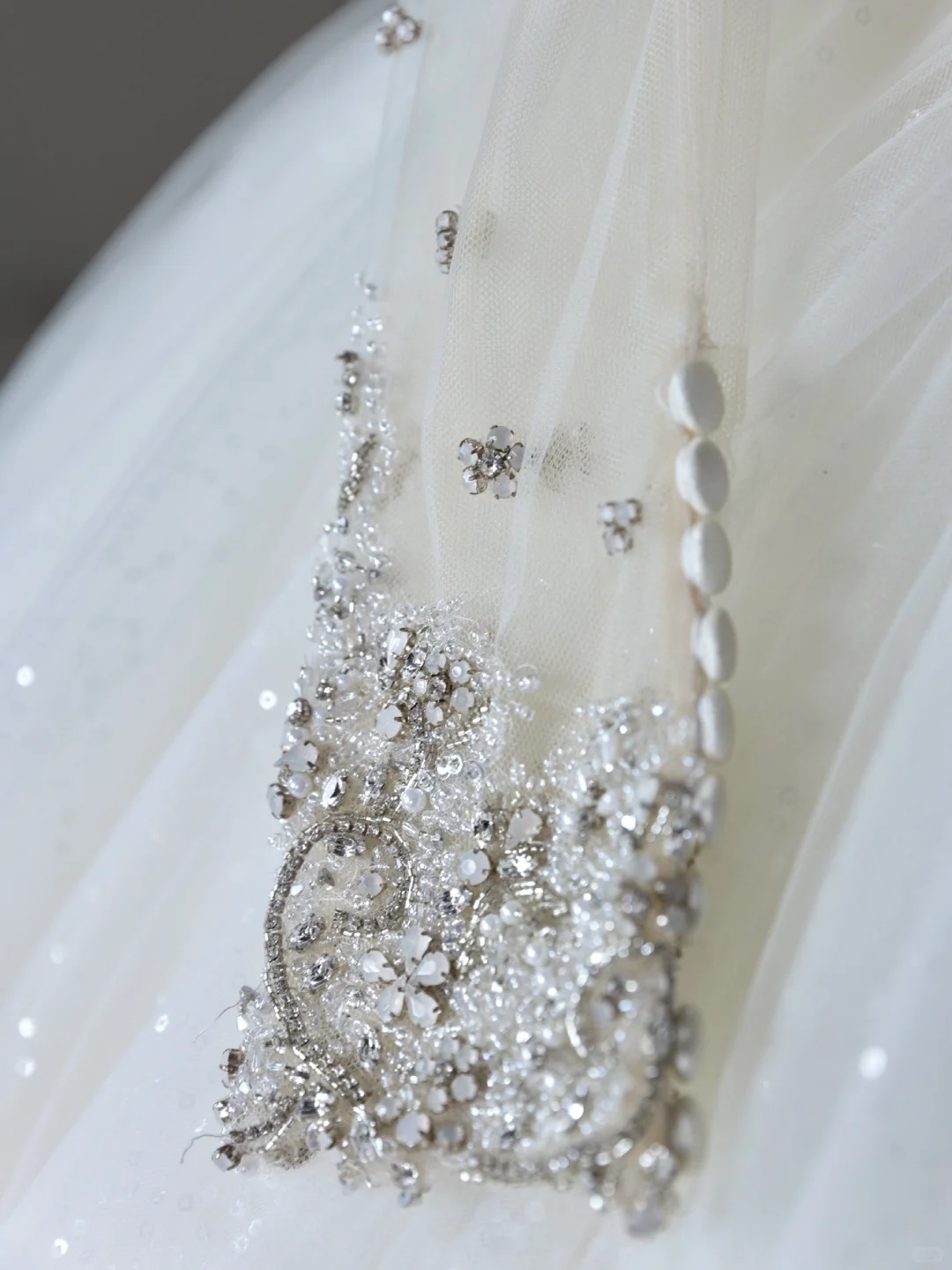Princess Ball Gown White Off The Shoulder Long Sleeves Silver Beads Long Wedding Dress Tulle Brides Dress A008