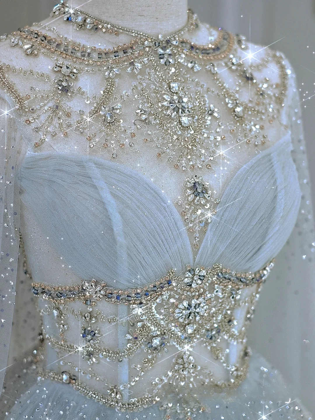 Prinzessin A-Linie Rundhalsausschnitt Lange Ärmel Silber Perlen Tüll Langes Brautkleid Mit Cape Brautkleid A018