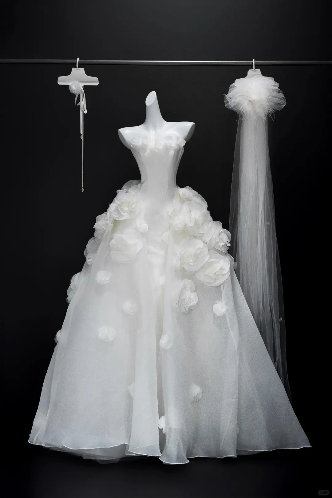 Timeless Ball Gown Strapless White Hand Made Flowers Wedding Dress Beautiful Formal Wedding Dresses A040