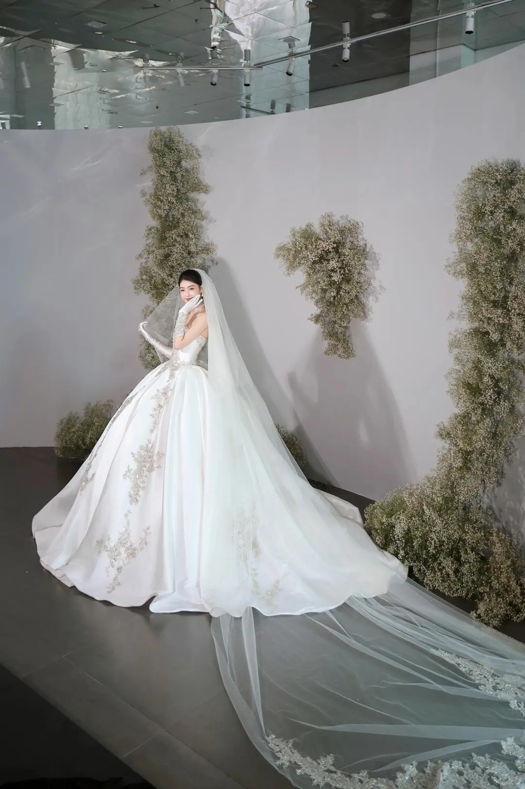 Timeless Ball Gown Strapless White Lace Appliques Long Satin Wedding Dress Beautiful Formal Cute Wedding Dresses A049