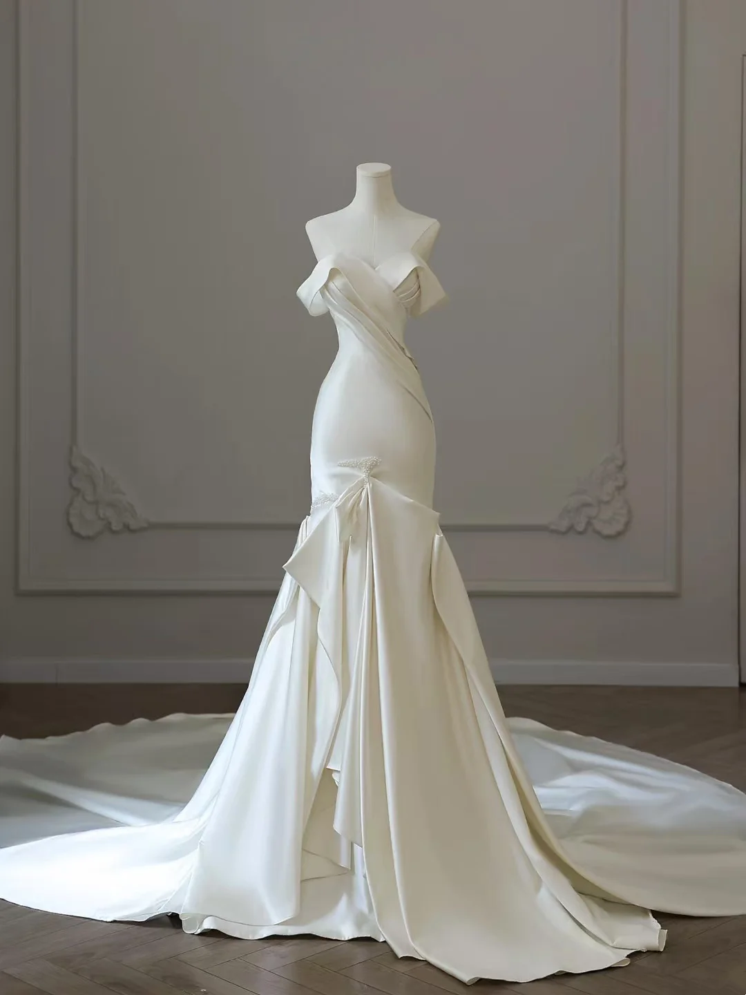 Robe de mariée longue en satin plissée, style princesse sirène, épaules dénudées, dos corset, manches courtes, A053