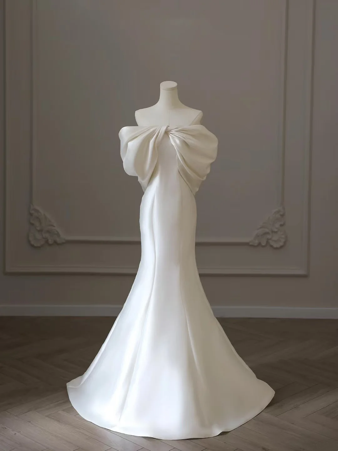 Unique Mermaid Off The Shoulder White Satin Long Wedding Dress Pleated Brides Wedding Dresses A056