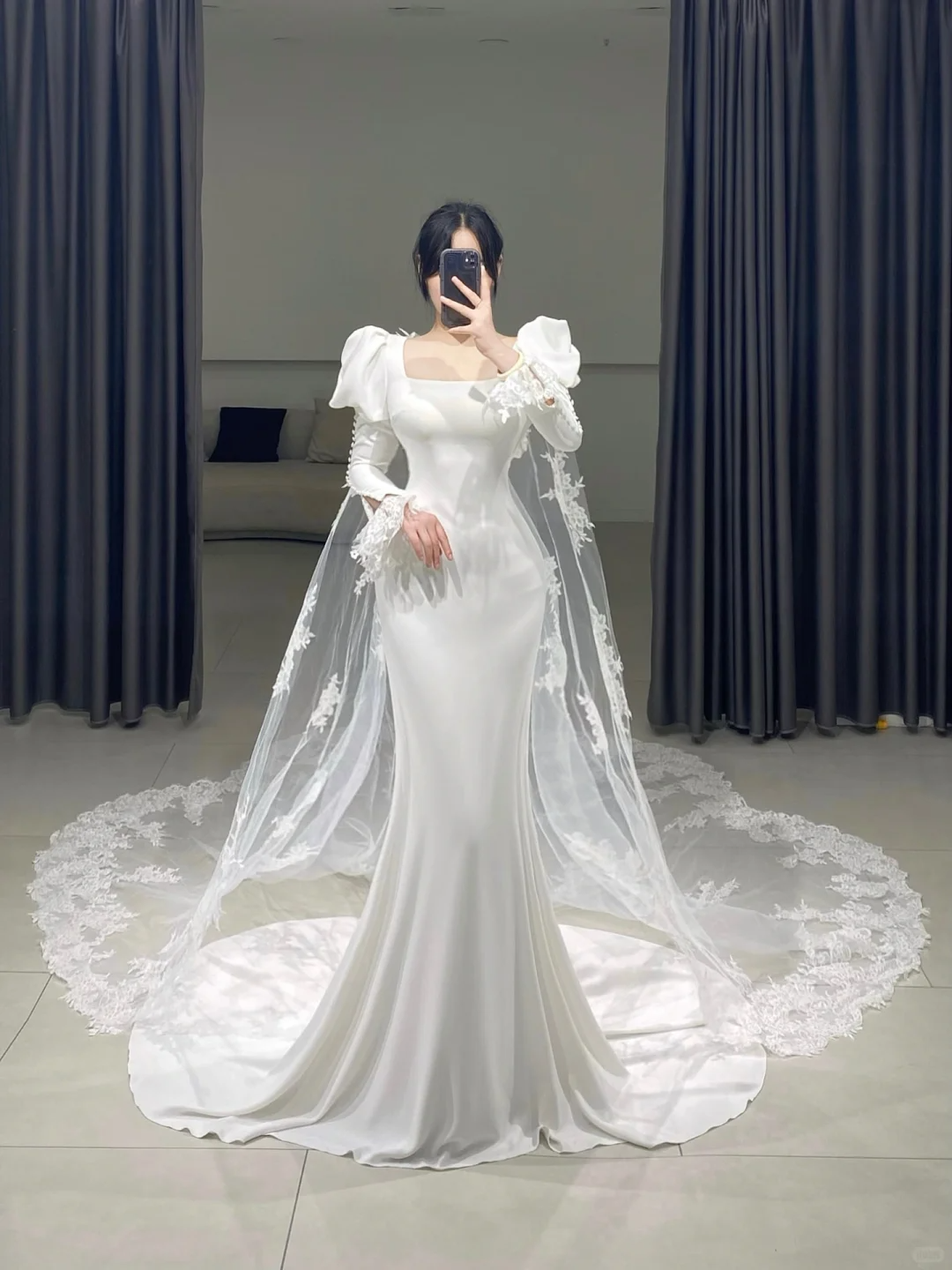 Zeitloses Meerjungfrau-Brautkleid mit quadratischem Ausschnitt und langen Ärmeln aus weißem Satin. Wunderschönes, formelles, süßes Brautkleid A090