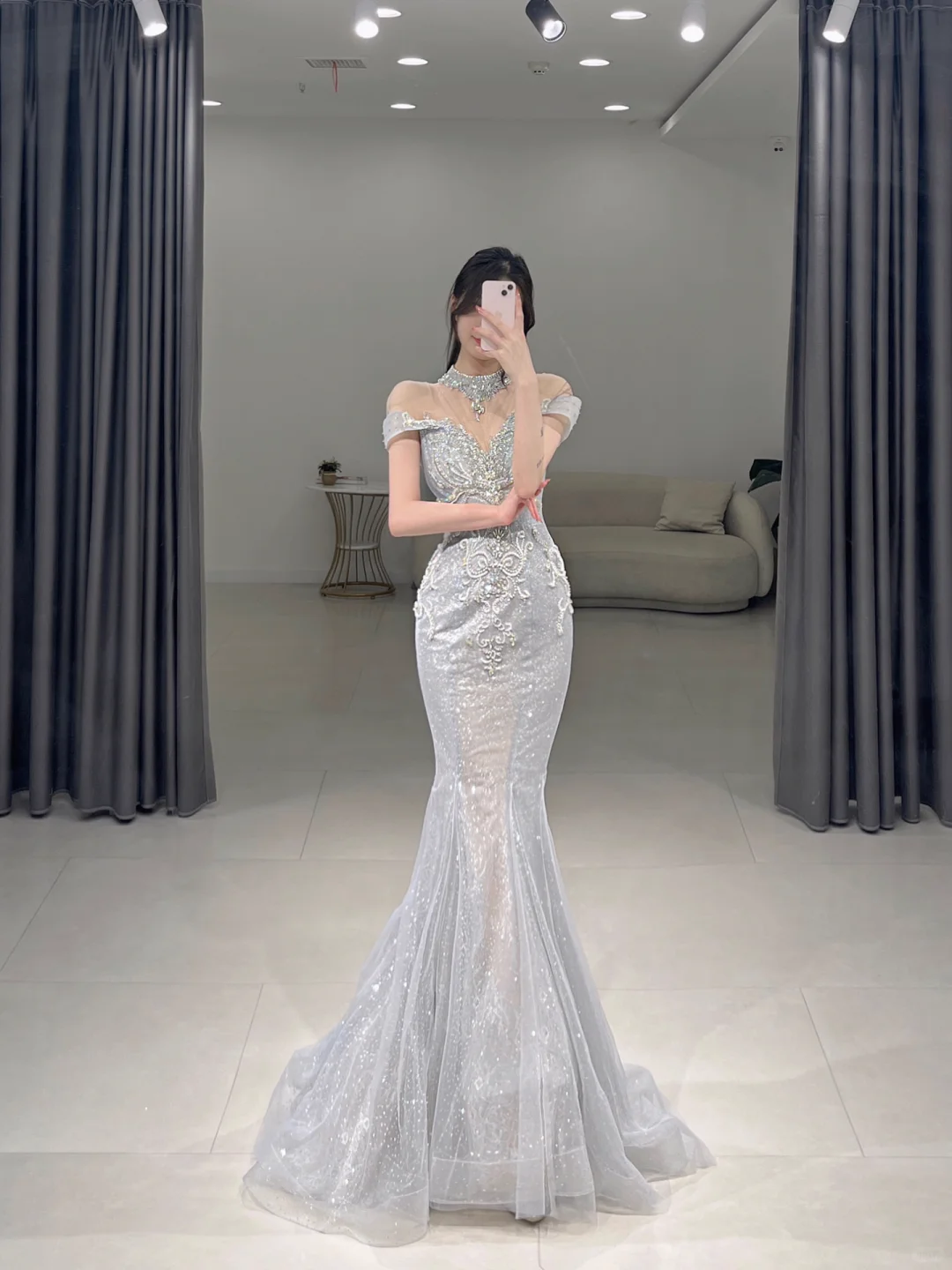 Elegantes Meerjungfrau-Abschlussballkleid mit hohem Halsausschnitt und silbernen Pailletten, bodenlang, Inspiration für lange Ballkleider A112