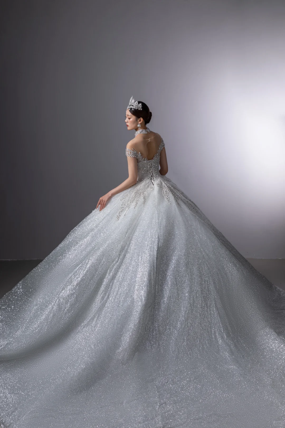 Verträumtes Ballkleid aus der Schulter Silber Pailletten langes Brautkleid schöne formale süße Brautkleider A123