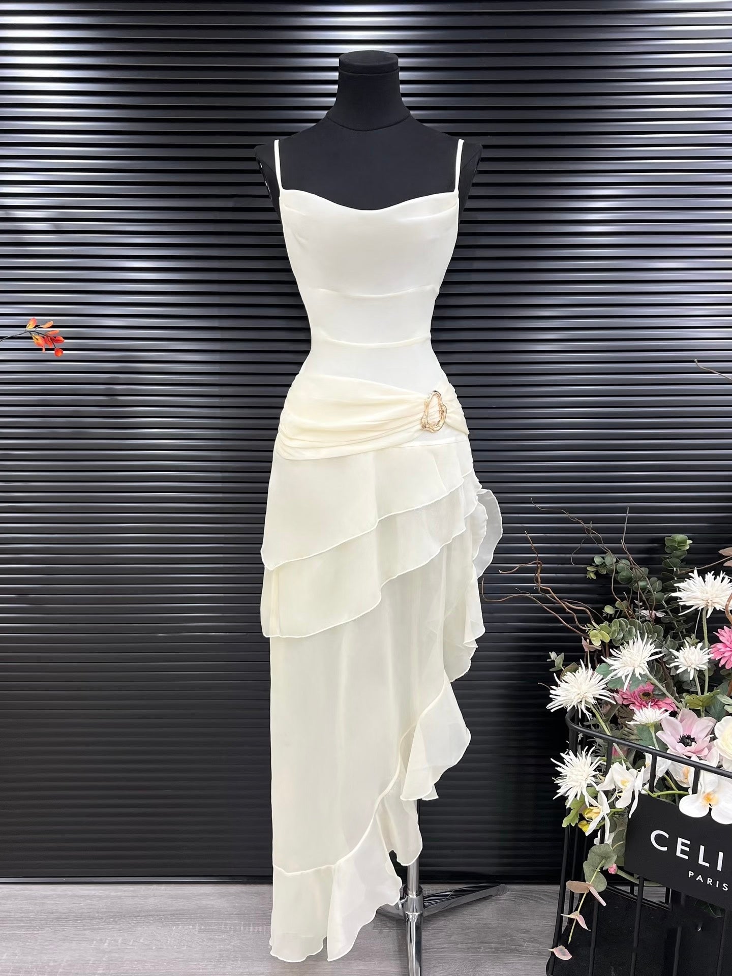 Robe de soirée sirène modeste à fines bretelles en mousseline ivoire plissée AB143