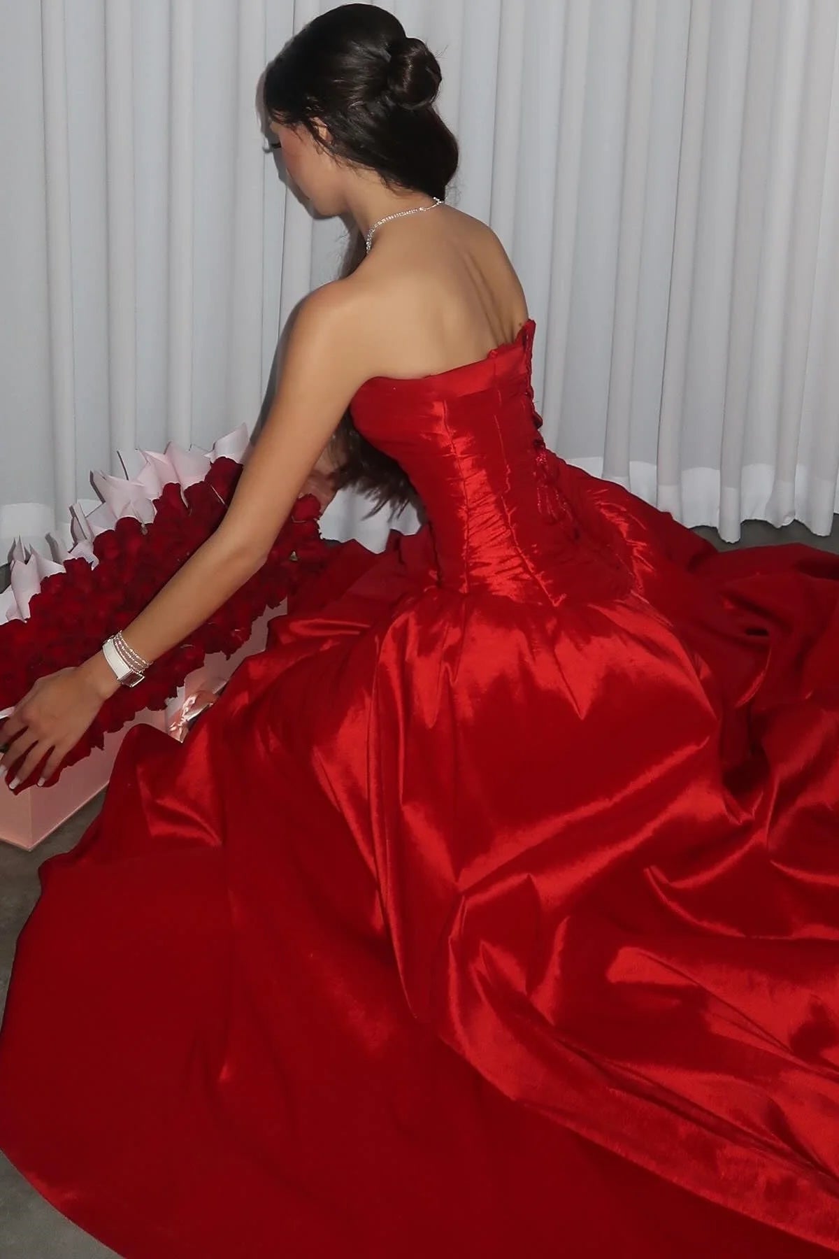 Prinzessinnen-A-Linien-Trägerloses Rotes Langes Partykleid mit Rüschen Vestidos De Dia AB540