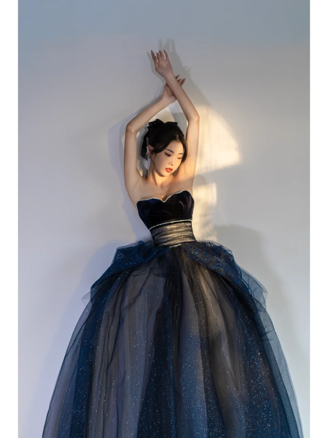 Einzigartiges, trägerloses Ballkleid aus marineblauem Tüll mit Falten, langes Kleid für Quinceañera, Sweet 15 oder 16, Geburtstag AB846