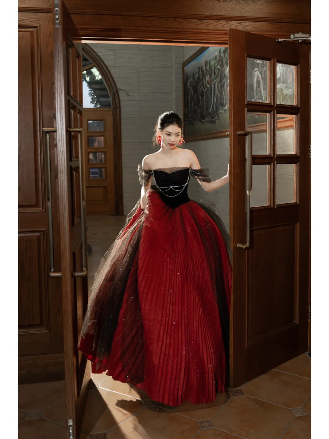 Einzigartiges schulterfreies Ballkleid aus rotem und schwarzem Tüll mit Falten, lang, für Quinceañera, Sweet 15 oder 16 Jahre, Geburtstag, AB847