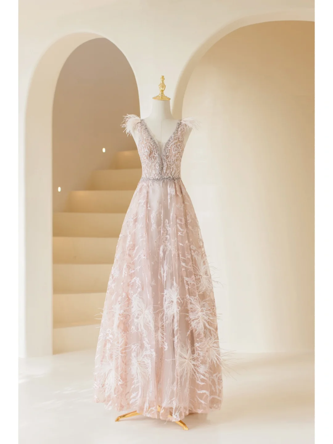 Robe de bal longue rose en tulle et dentelle, coupe trapèze, col en V, idéale pour un 18e anniversaire (A863)