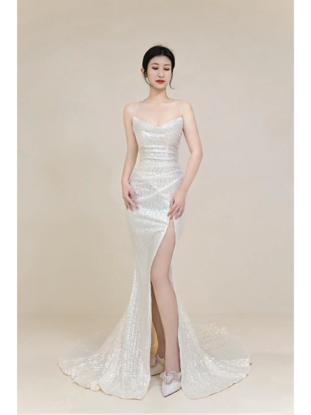 Zeitloses Meerjungfrauen-Brautkleid mit Spaghettiträgern, weißen Pailletten und langem Schnitt – schlicht und elegant für den Sommer (AB851)