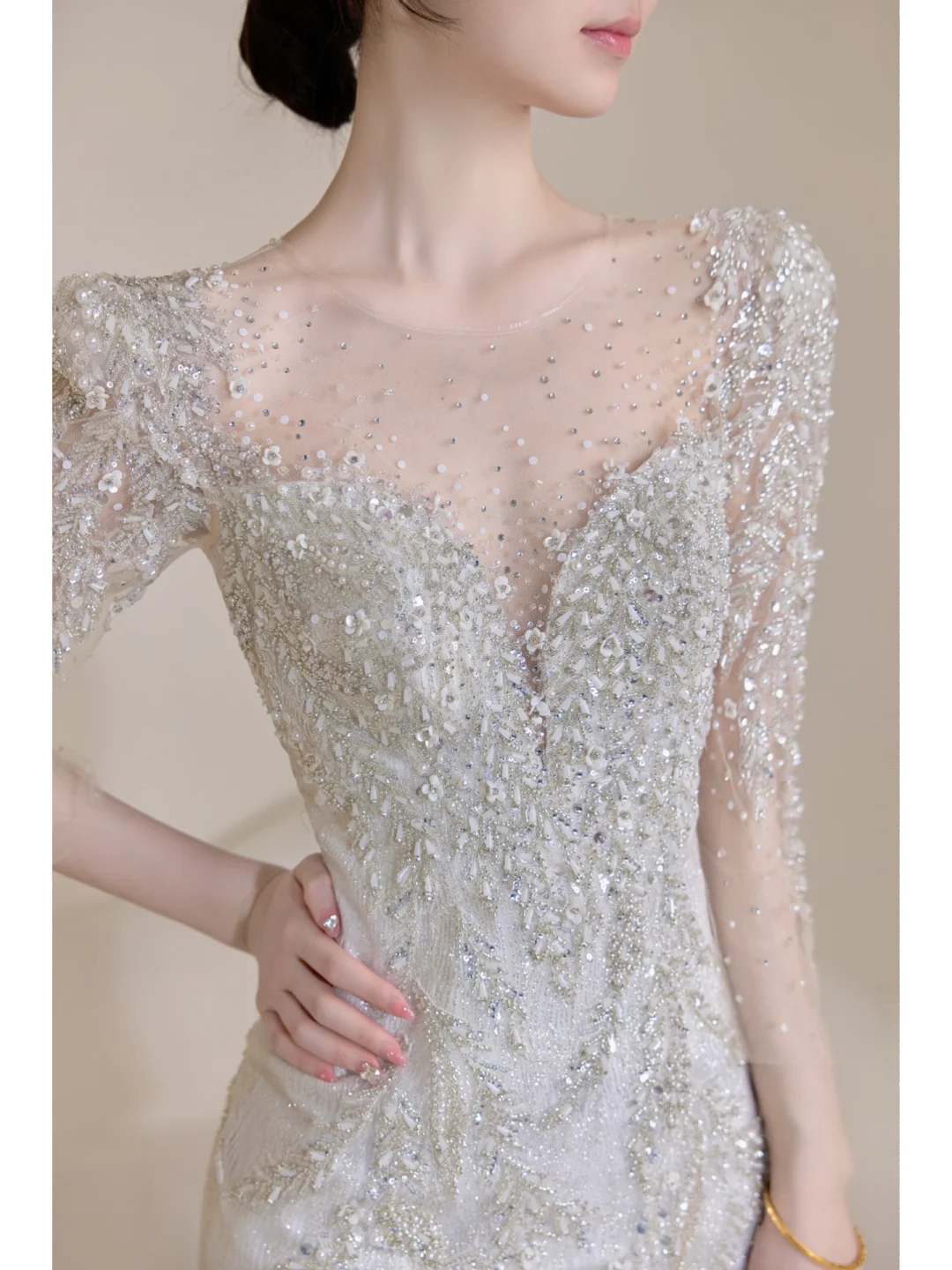 Zeitloses silbernes Brautkleid für Damen mit 3/4-Ärmeln, Perlenbesatz, V-Ausschnitt, Meerjungfrauenstil AB878