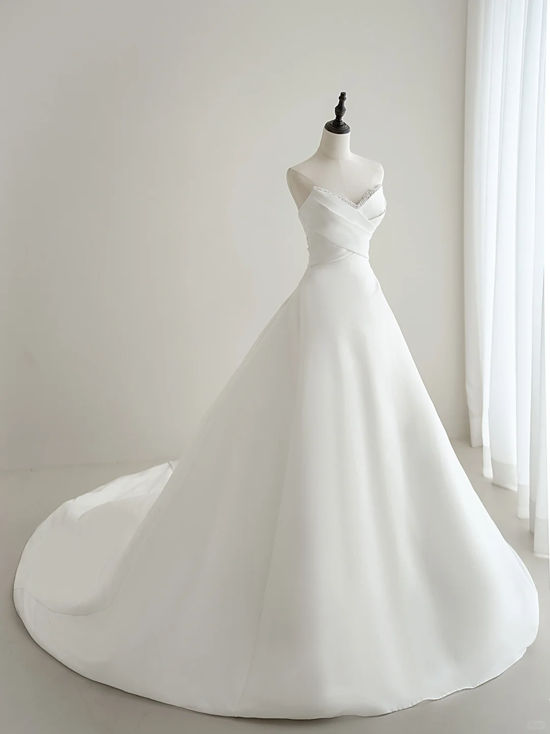 Timeless Women's White Ball Gown Sweetheart Satin Wedding Dresses With Beads for Brides Dress AC007