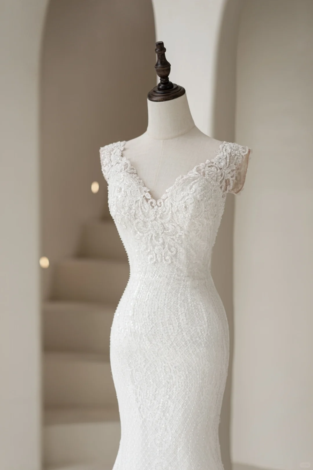 Zeitloses Meerjungfrauen-Brautkleid für Damen aus weißem Tüll mit Applikationen und V-Ausschnitt, Modell AC043