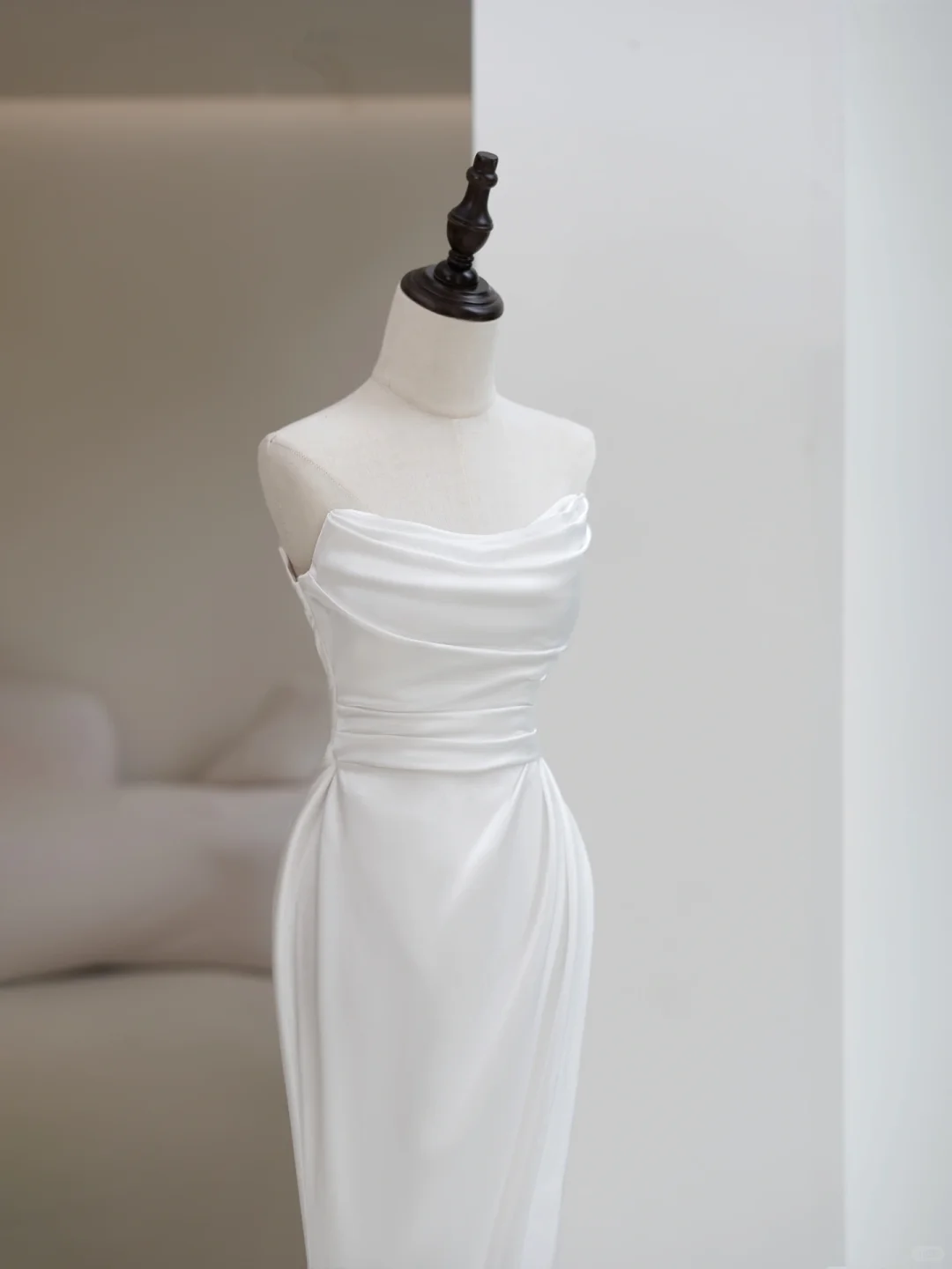 Schlichtes, weißes, trägerloses, ärmelloses Meerjungfrauen-Brautkleid aus Satin mit Schlitz für Damen (Modell AC045)