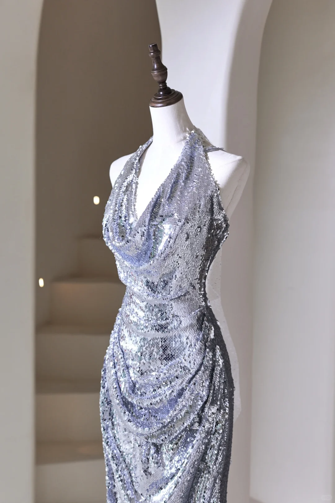Elegantes Meerjungfrauen-Halterkleid mit silbernen Pailletten für Damen, langes formelles Abendkleid, Ballkleid, Outfit zum 22. Geburtstag AC049