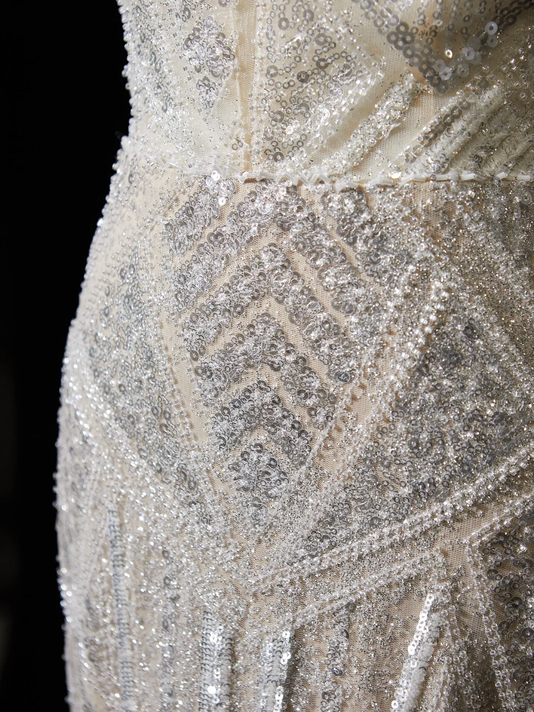 Zeitloses Meerjungfrauen-Brautkleid mit Spaghettiträgern, weißen Pailletten und Federn, Modell AC064
