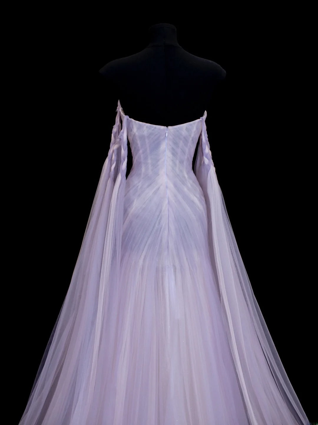 Robe de bal élégante et sobre, style sirène, épaules dénudées, en tulle lilas avec cape. Robe de soirée longue et raffinée SA010