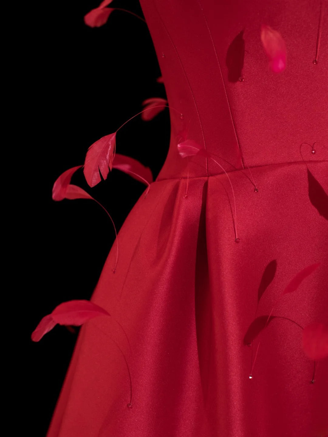Robe de bal rouge bustier en satin ornée de plumes, style élégant, pour une soirée élégante et formelle (SA027)