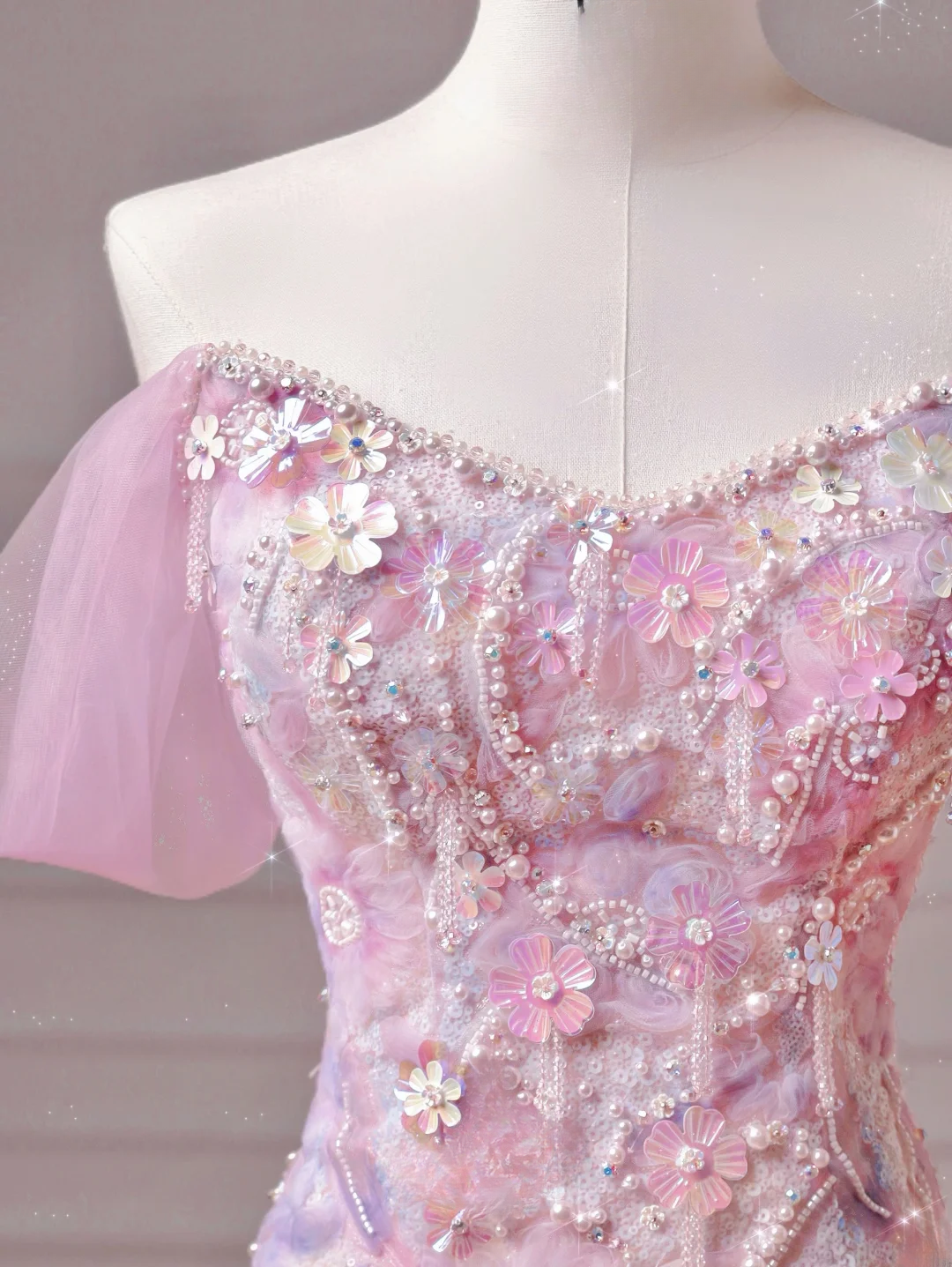 Elegantes, figurbetontes Meerjungfrauen-Abendkleid mit Herzausschnitt in Rosa mit Blumenmuster – ein beeindruckendes, langes Abendkleid für Teenager und Mädchen der Oberstufe (AQ027).