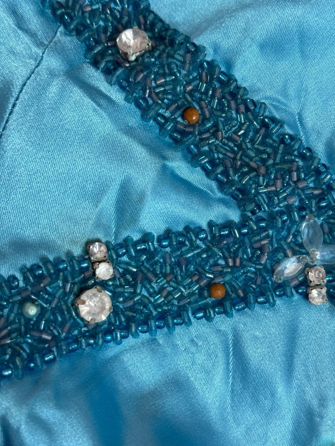 Robes de bal modestes sirène col en V licou en satin bleu avec perles cristaux longues tenues de soirée formelles RB3370