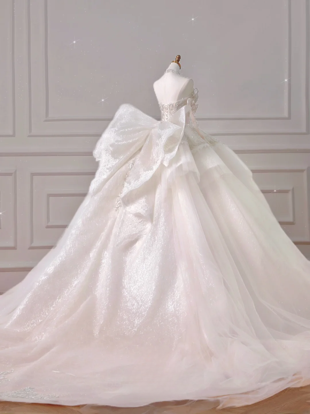 Romantisches langes Brautkleid im Ballkleid-Stil mit Herzausschnitt, aus Tüll und Spitze, plissiert, mit langen Ärmeln, Modell AQ032