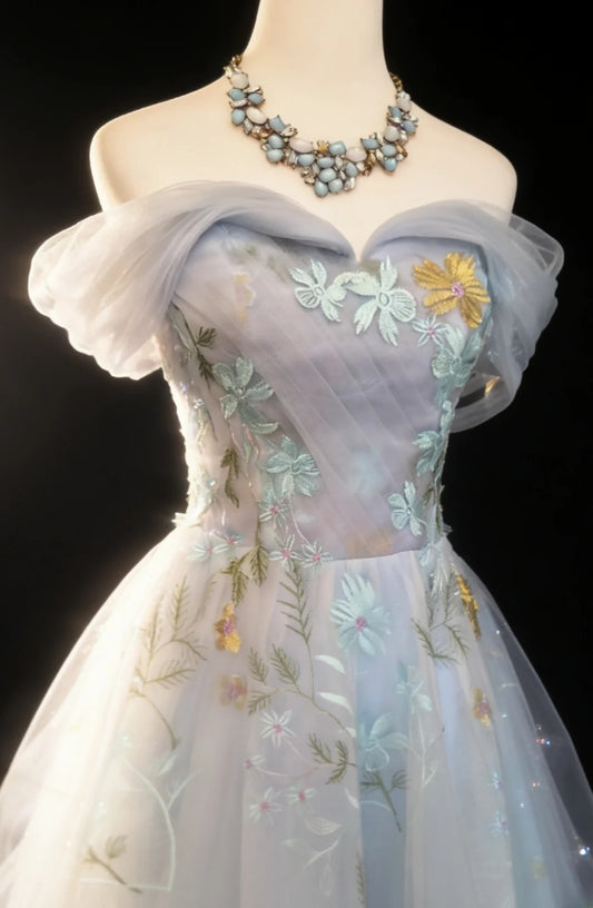 Robe de bal longue vintage années 90, coupe trapèze, épaules dénudées, en tulle bleu ciel clair à fleurs, idéale pour un 21e anniversaire (AS033)