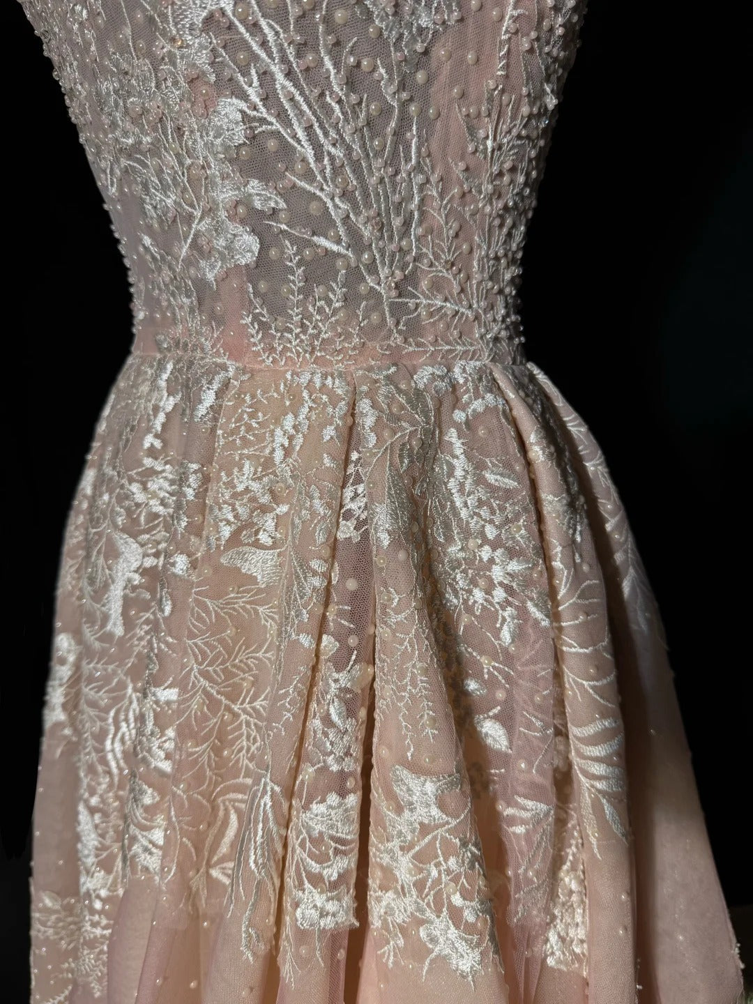 Traumhaftes, langes, figurbetontes Brautkleid im viktorianischen Stil der 1920er Jahre aus rosa Tüll mit Applikationen und eckigem Ausschnitt (AS037)