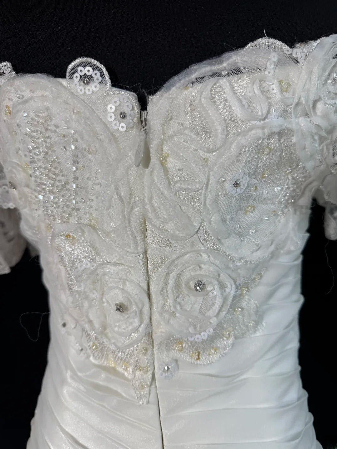 Robe de mariée bohème sirène à épaules dénudées et manches courtes en dentelle blanche à volants, longue et cintrée, style années 1920 (AS041)