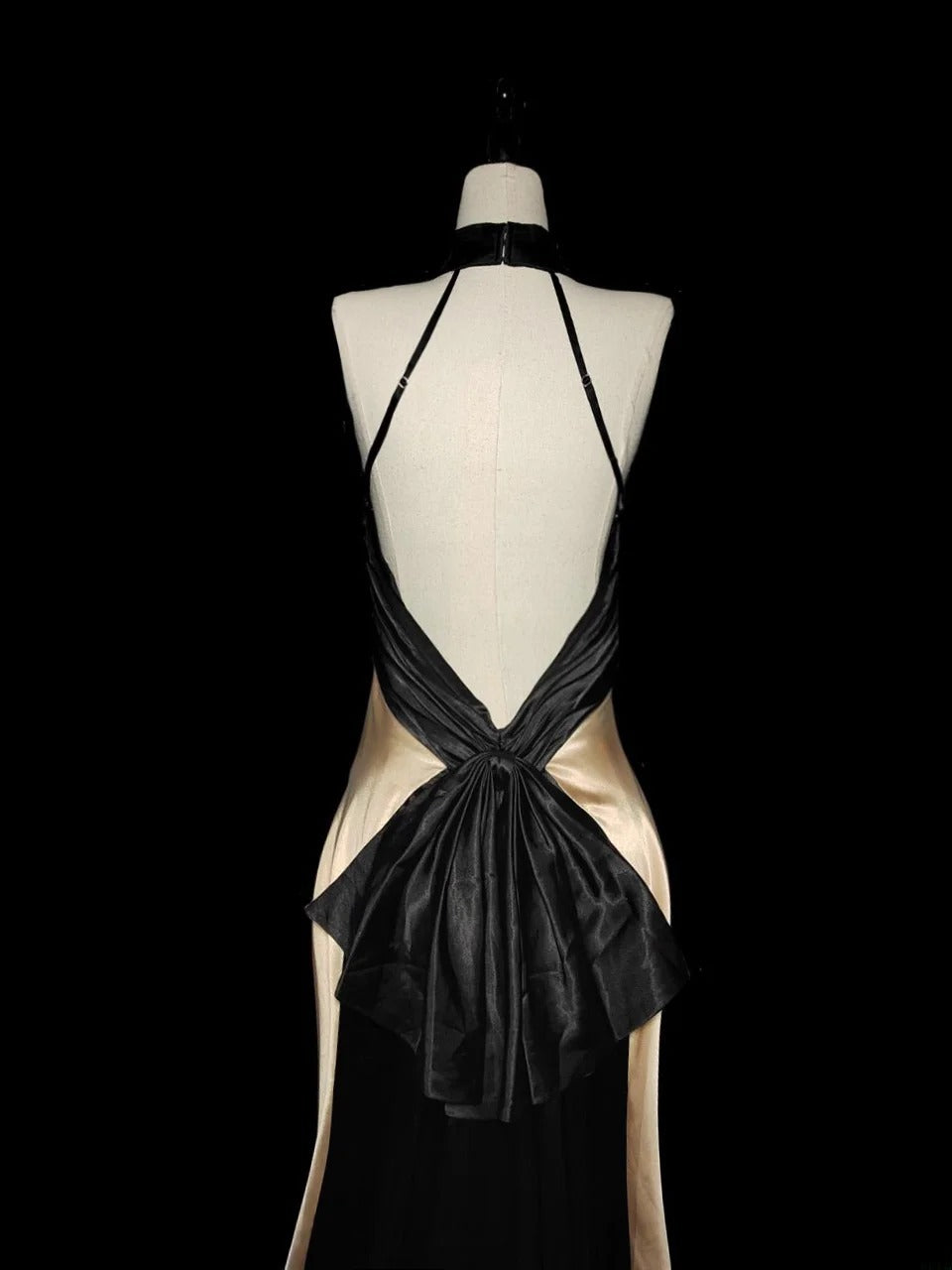 Vintage Meerjungfrauen-Halterkleid aus Champagner-Satin im Stil der 1950er Jahre mit rückenfreiem Schnitt, ideal für Abschlussball und Abiball (AS041)