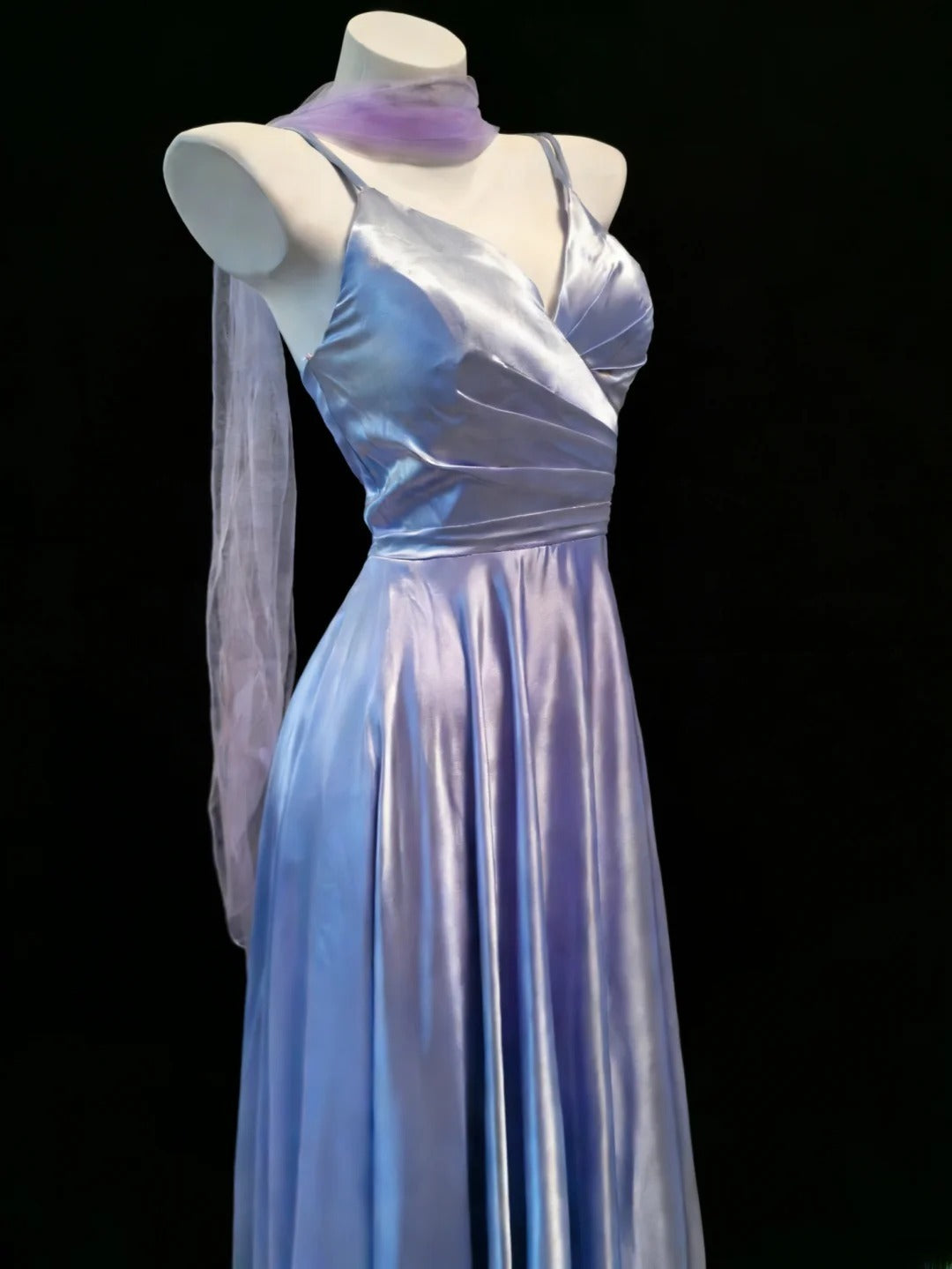 Robe de bal longue lilas à fines bretelles et foulard, coupe trapèze, style simple, avec foulard intégré (AS043)