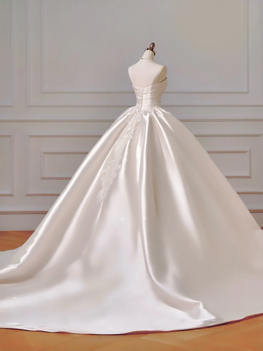 Princess Long Wedding Gowns Ball Gown Strapless Sleeveless Satin For Bride With Lace Appliques Train Bridal Dresses AQ045