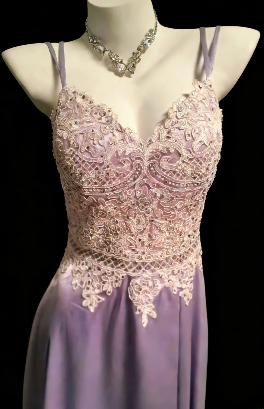 Einfaches, langes A-Linien-Kleid aus lila Satin mit Spaghettiträgern und Spitze für Damen, ideal als Ballkleid oder Geburtstagskleid (AS047)