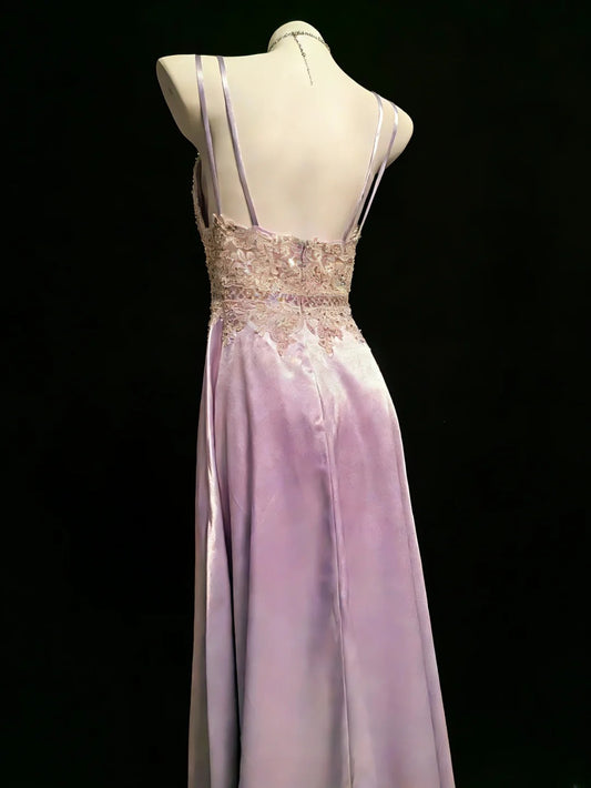Robe de bal longue en satin lilas à fines bretelles et dentelle, coupe trapèze, idéale pour les femmes (AS047).