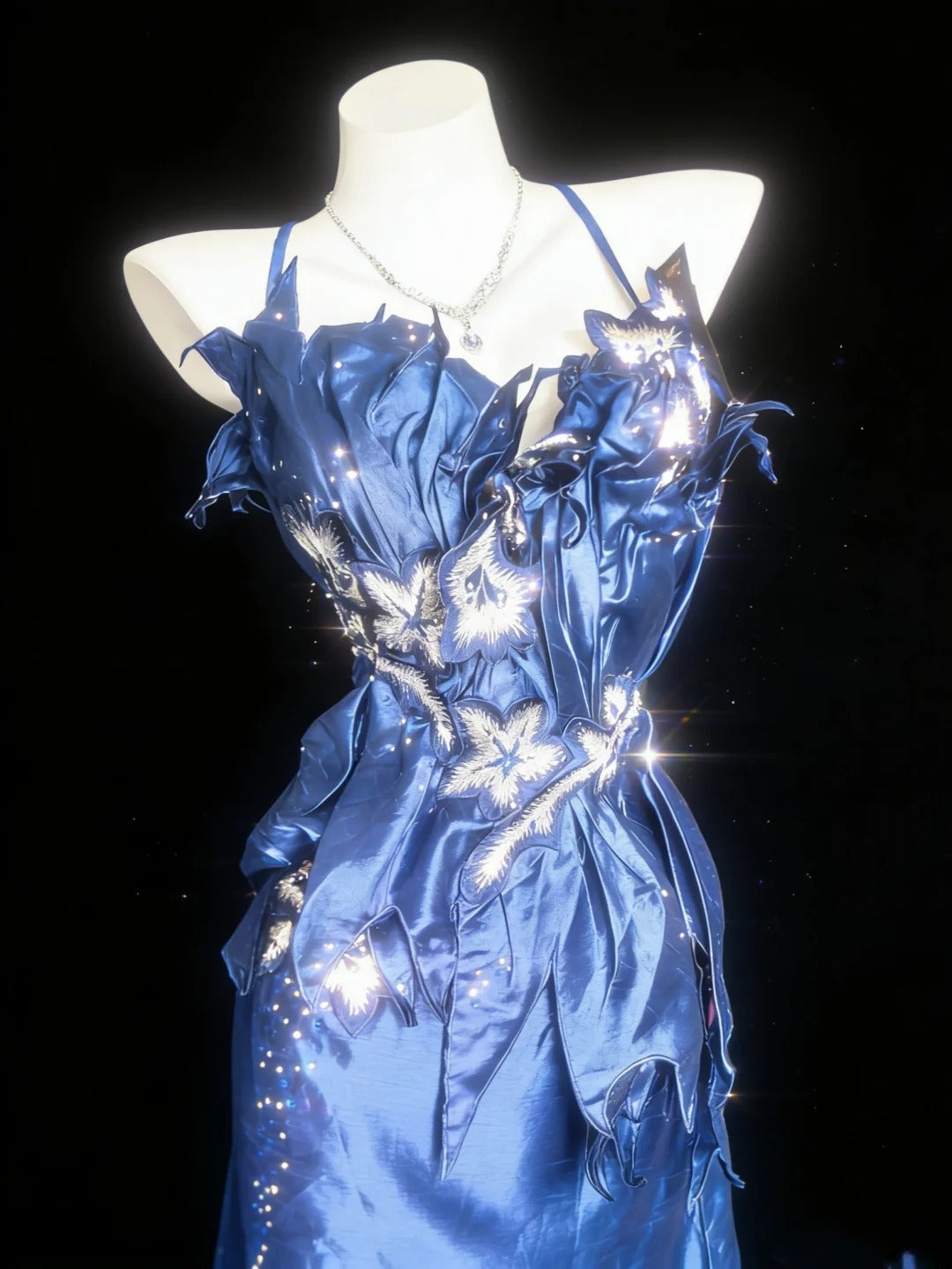 Robe de bal longue rétro années 1950, style sirène, bretelles spaghetti, satin bleu roi, ornée d'appliqués, AS053