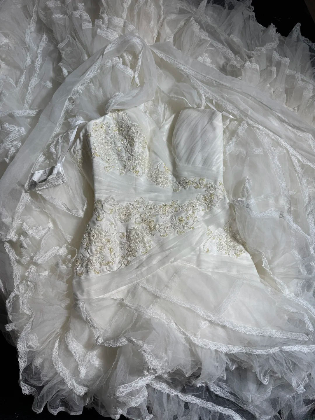 Zeitlose lange Brautkleider im Stil der 70er Jahre: Elegante Neckholderkleider im Meerjungfrauen- und Boho-Stil für die Braut mit tailliertem, plissiertem Stufenkleid AS055
