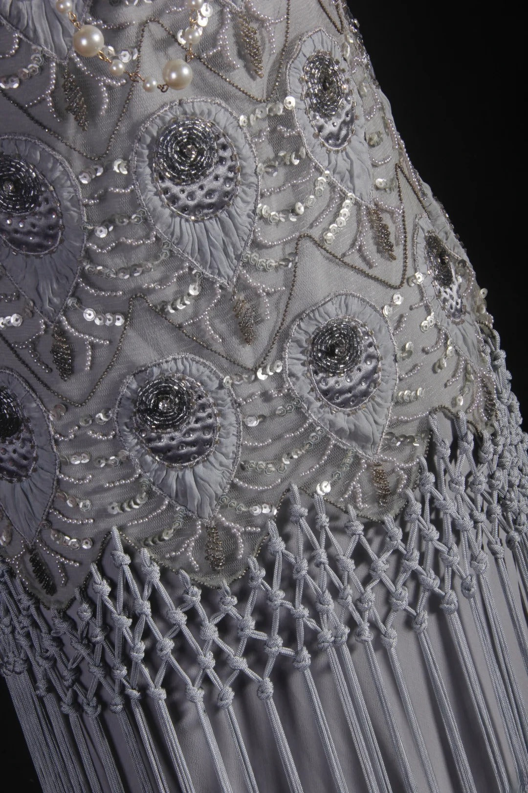 Vintage Etuikleid mit V-Ausschnitt, Spitze, silbergrau, Quasten und Perlen, langes Partykleid im eleganten Retro-Stil der 1950er Jahre, ideal für Geburtstage, Abendessen und Abschlussbälle (AS058)
